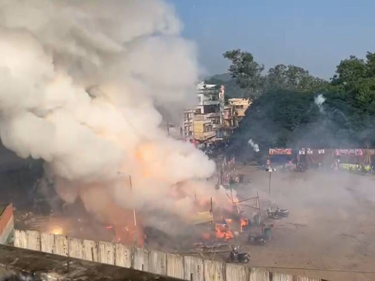 Vijayawada Fire Broke Out at Gymkhana Ground Cracker Stall in Vijayawada Vijayawada Fire Accident: విజయవాడలో భారీ అగ్ని ప్రమాదం, టపాసుల స్టాల్స్‌లో మంటలు చెలరేగి ఇద్దరు దుర్మరణం!