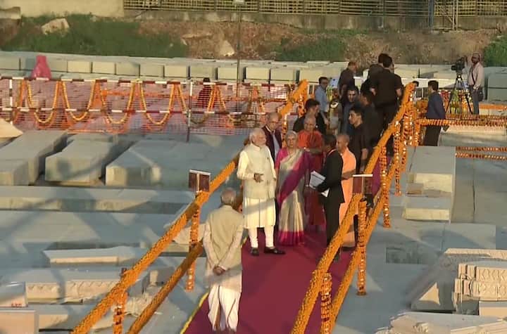 અયોધ્યામાં શ્રી રામના રાજ્યાભિષેક દરમિયાન પીએમ નરેન્દ્ર મોદીએ કહ્યું કે, રામ લલ્લાના આદર્શો આપણી અંદર છે. 