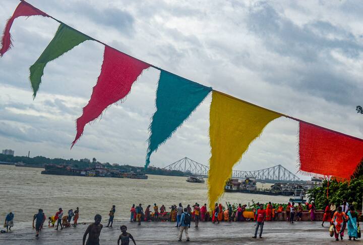 জেলায় জেলায় তৈরি রাখা হচ্ছে সাইক্লোন শেল্টার, পানীয় জলের মোবাইল ইউনিট।