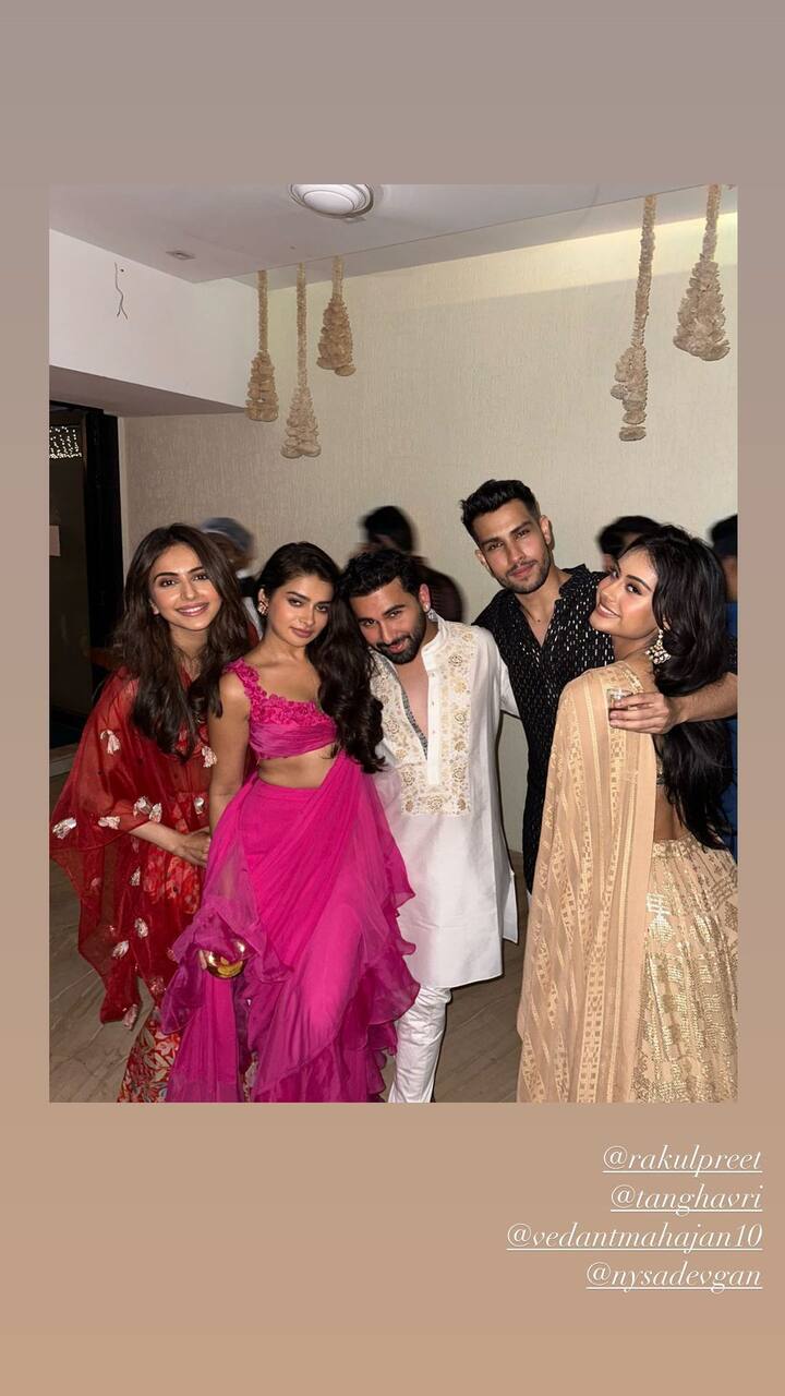 सुहाना द आर्चीज से बॉलीवुड में डेब्यू करने के लिए तैयार हैं. टाइगर बेबी, जोया और रीमा कागती ने अपनी प्रोडक्शन कंपनी के तहत जोया अख्तर फिल्म का निर्माण किया है.