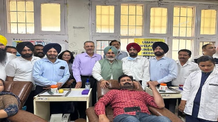 Health Minister Chetan Singh Jodamajra celebrated his birthday with blood donors ਸਿਹਤ ਮੰਤਰੀ ਚੇਤਨ ਸਿੰਘ ਜੌੜਾਮਾਜਰਾ ਨੇ ਖ਼ੂਨਦਾਨੀਆਂ ਨਾਲ ਮਨਾਇਆ ਆਪਣਾ ਜਨਮ ਦਿਨ