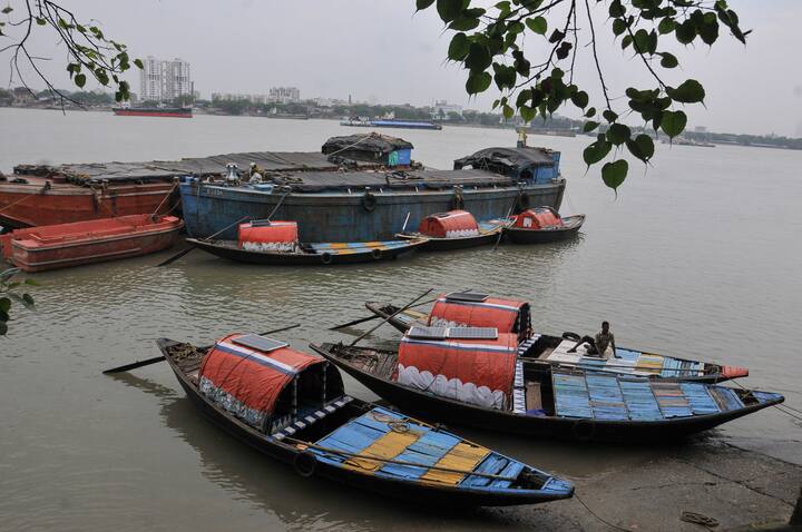 ঘূর্ণিঝড় সিত্রাংয়ের ধেয়ে আসার আশঙ্কা। উপকূলবর্তী জেলাগুলিতে শুরু হয়েছে প্রস্তুতি। ইতিমধ্যেই সমুদ্র থেকে ফিরতে শুরু করেছে মাছ ধরার ট্রলার। স্থানীয় মত্স্যজীবীদেরও সমুদ্রে নামতে নিষেধ করা হয়েছে।