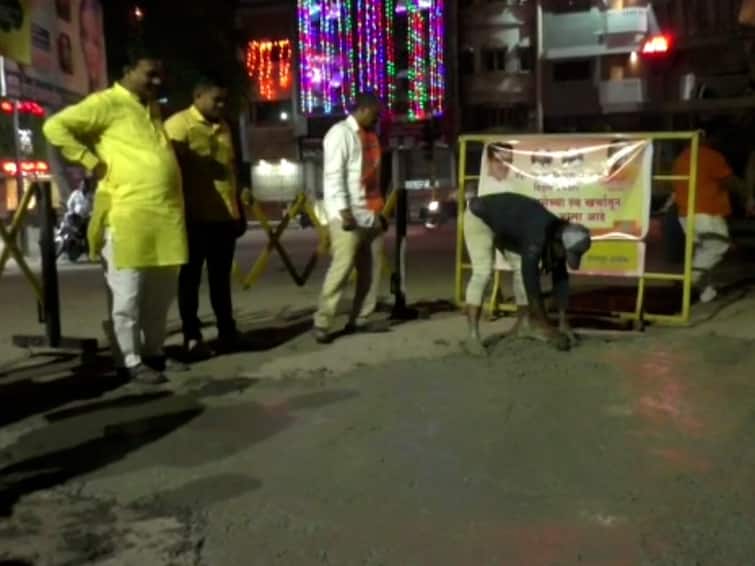 Pandharpur News mns working for city potholes kartiki ekadashi कार्तिकी यात्रेला येणाऱ्या भाविकांना अन् पंढरपूरकरांना मनसेचा दिलासा, शहरातील खड्डे बुजविले 