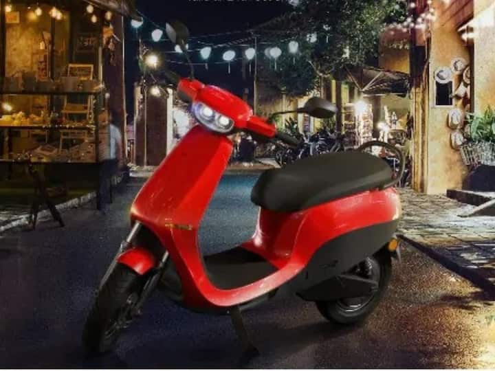ওলা এস১ ইলেকট্রিক স্কুটারের তুলনায় নতুন মডেল অনেকটাই হাল্কা। ওলা এস১ এয়ার ইলেকট্রিক স্কুটারের ওজন প্রায় ৯৯ কিলোগ্রাম। এই ই-স্কুটারে রয়েছে একটি ৭ ইঞ্চির টাচস্ক্রিন ডিসপ্লে। এখানে জিপিএসের মাধ্যমে নেভিগেট ফিচারের সুবিধা পাবেন চালকরা।