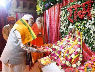 PM Modi Ayodhya Visit: અયોધ્યાના દીપાવલી ઉત્સવમાં પીએમ મોદીએ કર્યો શ્રીરામનો રાજ્યાભિષેક, સરયૂ નદીની આરતી ઉતારી