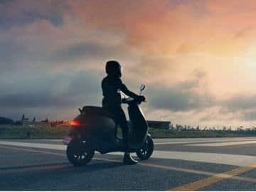 ওলা এস১ এয়ার লঞ্চ হয়েছে ভারতে। এই নিয়ে তৃতীয় ইলেকট্রিক স্কুটার ভারতে লঞ্চ করল ওলা ইলেকট্রিক কর্তৃপক্ষ।