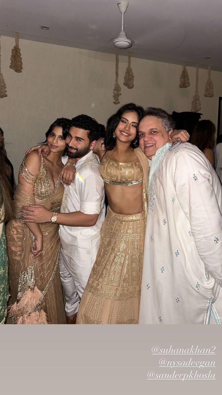 न्यासा देवगन ने गोल्डन साड़ी पहनी थी. पैपराज़ी ने अपने दोस्तों के साथ पार्टी में प्रवेश करते ही हंसते हुए उनकी तस्वीर खींची थी.अब इसी पार्टी की कुछ इनसाइड तस्वीरें सामने आई हैं.