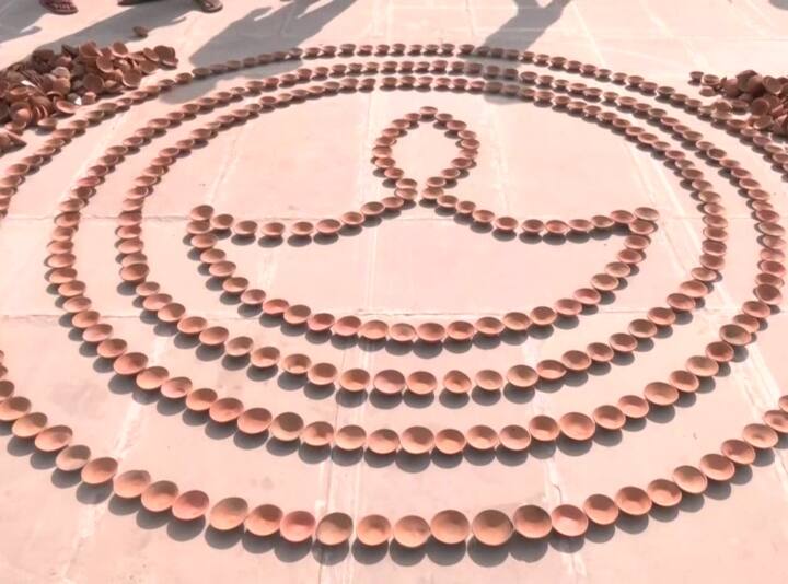 अयोध्या में दीपावली से पहले भव्य दीपोत्सव मनाया जायेगा. जिस दौरान कुल करीब 18 लाख मिट्टी के दीपक जलाए जाएंगे.