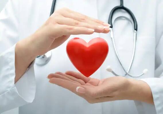 Heart Problems : घामाचा थेट Heart Attack शी संबंध? वेळीच सावध राहा Heart Problems : घामाचा थेट Heart Attack शी संबंध? वेळीच सावध राहा
