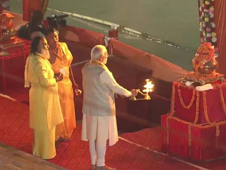 અયોધ્યામાં દિવાળીના તહેવારની પૂર્વ સંધ્યાએ દીપોત્સવની ઉજવણી કરવામાં આવી હતી. આ દરમિયાન પ્રધાનમંત્રી નરેન્દ્ર મોદી આ કાર્યક્રમમાં ઉપસ્થિત રહ્યા હતા.