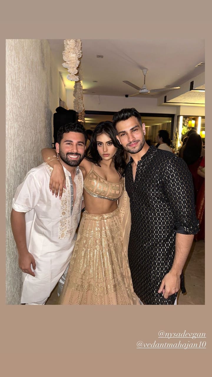 न्यासा देवगन अक्सर अपने दोस्तों के साथ पार्टी करते और घूमते नजर आती हैं. उनकी तस्वीरें भी सोशल मीडिया पर खूब वायरल होती हैं.