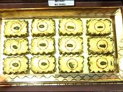 सुवर्ण मिठाईचे खवय्यांना आकर्षण, एक नगासाठी मोजवे लागतात तब्बल दोन हजार रूपये