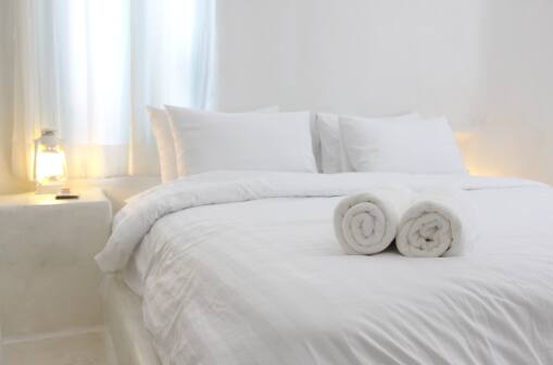 Why are white sheets only used in hotel rooms? what is the secret behind it ਹੋਟਲ ਦੇ ਕਮਰਿਆਂ 'ਚ ਸਿਰਫ਼ ਚਿੱਟੀਆਂ ਚਾਦਰਾਂ ਹੀ ਕਿਉਂ ਵਿਛਾਈਆਂ ਜਾਂਦੀਆਂ? ਜਾਣੋ ਇਸ ਦੇ ਪਿੱਛੇ ਦਾ ਰਾਜ਼?