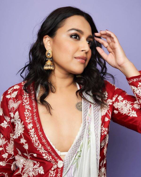 ती समकालिन घटनांवर बेधडक व्यक्त होते. त्यामुळं ती नेहमीच चर्चेत असते.(photo: reallyswara/ig)