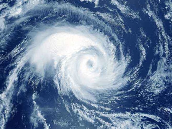 Cyclone Mandous intensifies into severe cyclonic storm, may weaken before landfall near Chennai Cyclone Mandous: महाराष्ट्रावर पुन्हा अस्मानी संकट,  अनेक जिल्ह्यात अवकाळी पावसाची शक्यता