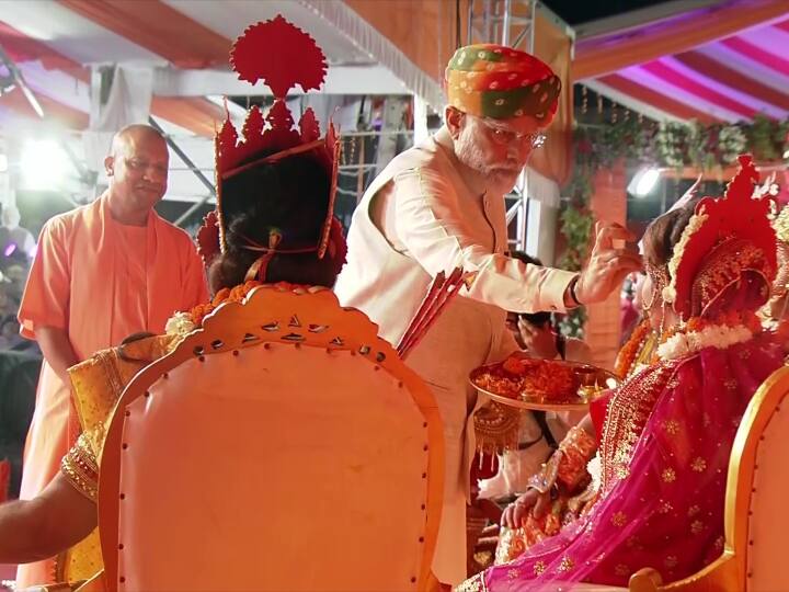 प्रधानमंत्री नरेंद्र मोदी ने अयोध्या में भगवान श्री राम का राज्याभिषेक किया. इस दौरान उनके साथ सीएम योगी आदित्यनाथ भी मौजूद रहे.