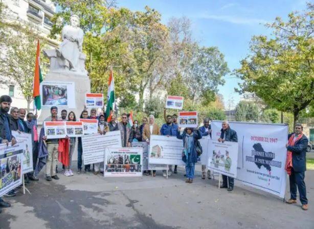 kashmir black day indians protest in front of pakistani embassy in paris Kashmir Black Day: ਪੈਰਿਸ 'ਚ ਪਾਕਿਸਤਾਨ ਖ਼ਿਲਾਫ਼ ਪ੍ਰਦਰਸ਼ਨ, ਵੱਡੀ ਗਿਣਤੀ 'ਚ ਭਾਰਤੀਆਂ ਨੇ ਮਨਾਇਆ ਕਾਲ਼ਾ ਦਿਵਸ