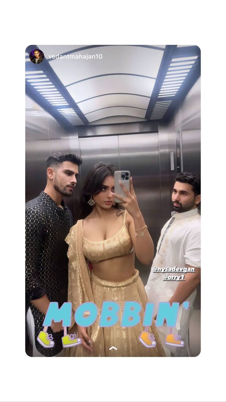 इस बार सुहाना बन की बजाय बालों को एक पोनीटेल में स्टाइल करे नजर आईं. इसके साथ में सुहाना ने बड़े झुमके के साथ एक्सेसराइज़ किया. उनके साथ उनके भाई आर्यन खान भी थे, जिन्होंने इस मौके पर सफेद रंग का पहना था.