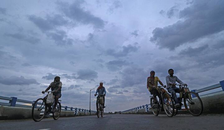 এই মুহূর্তে পোর্ট ব্লেয়ার থেকে ৫৮০ কিলোমিটার উত্তর-পশ্চিমে এবং সাগর দ্বীপের ৭০০ কিলোমিটার দক্ষিণে অবস্থান করছে অতি গভীর নিম্নচাপ।