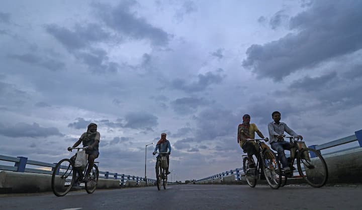 এই মুহূর্তে পোর্ট ব্লেয়ার থেকে ৫৮০ কিলোমিটার উত্তর-পশ্চিমে অবস্থান করছে অতি গভীর নিম্নচাপ। আগামীকাল কালীপুজোর সকালেই তা ঘূর্ণিঝড়ে পরিণত হবে।
