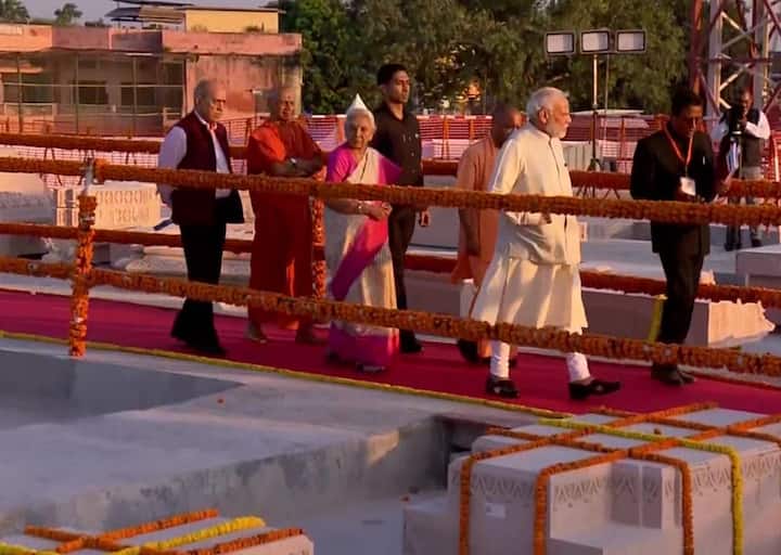 પીએમ નરેન્દ્ર મોદીએ કહ્યું કે, જ્યારે શ્રી રામનો અભિષેક થાય છે, ત્યારે ભગવાન રામના આદર્શો, મૂલ્યો અને મૂલ્યો આપણામાં દૃઢ થઈ જાય છે.