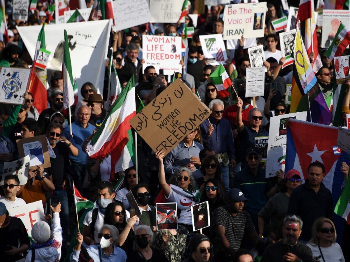 Protesters march to the White House in solidarity with protesters in Iran.  (Photo AFP)