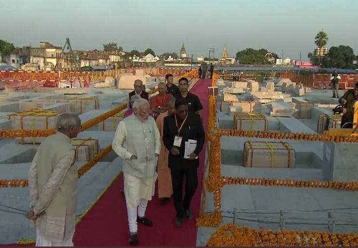 PM મોદીએ વધુમાં કહ્યું કે, રામ ફરજમાંથી મોઢું ફેરવતા નથી. ભગવાન રામ ભારતની એ ભાવનાના પ્રતિક છે, જે માને છે કે આપણા અધિકારો આપણી ફરજો દ્વારા સ્વયં સિદ્ધ થઈ જાય છે.