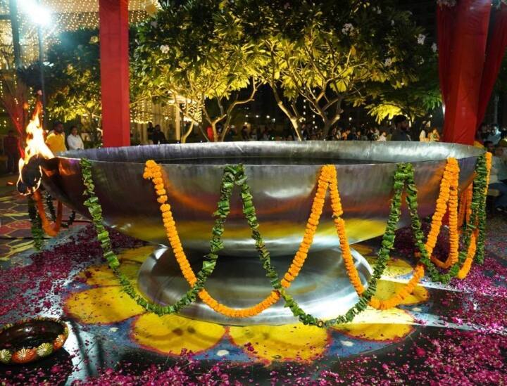 Worlds largest diya in Punjabs Mohali symbolises flame of global peace and unity Diwali 2022: मोहाली में प्रज्ज्वलित हुआ एक टन स्टील से बना विश्व का सबसे बड़ा दीया, 10 हजार लोगों ने किया तेल दान
