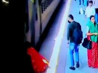 Video Woman Falls Into Gap Between Moving Train And Platform In Bihar Viral Video : திக் திக் நிமிடங்கள்..! ரயிலுக்கும் பிளாட்பார்முக்கும் இடையே சிக்கிக்கொண்ட பெண்..! என்ன நடந்தது?