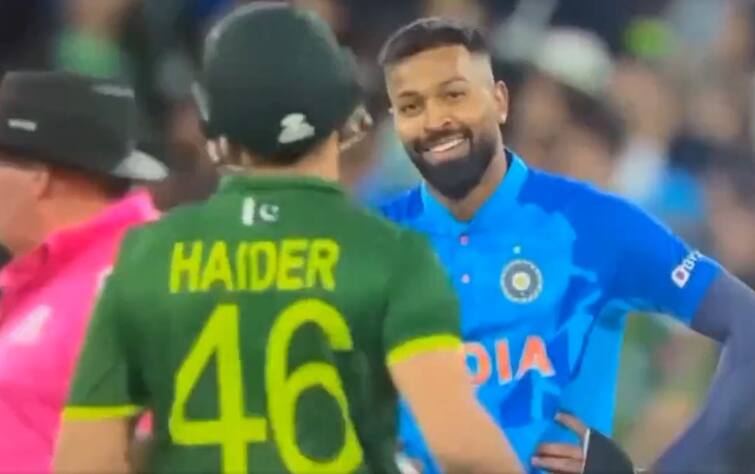 India vs Pakistan: Hardik Pandya's mocking smile at Haider Ali during high-voltage T20 World Cup encounter Ind vs Pak: હૈદરને આઉટ કરીને હાર્દિક પંડ્યાએ માત્ર સ્માઈલ આપી અને મહેફિલ લૂંટી લીધી, જુઓ Video