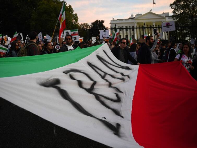 US: Thousands Gather In Berlin, Washington, Los Angeles To Express Solidarity With Iran Protests Thousands Gather In Washington, Los Angeles, Berlin To Express Solidarity With Iran Protests