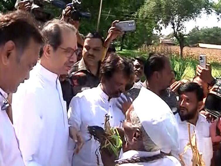 maharashtra News Aurangabad News Uddhav Thackeray reached the damaged area of Aurangabad Uddhav Thackeray: धीर सोडू नका, मदतीसाठी सरकारला भाग पाडू; उद्धव ठाकरे पोहचले बांधावर