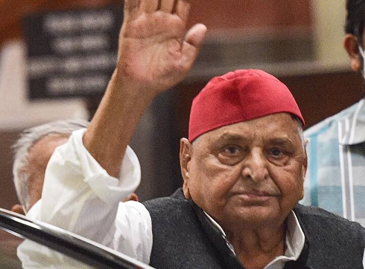 Samajwadi Party Chief Akhilesh Yadav became emotional after sharing old memories of Mulayam Singh Yadav on Twitter video नेताजी की पुरानी यादों को शेयर कर भावुक हुए अखिलेश यादव, कहा- 'सब याद बनकर रह जाते हैं'