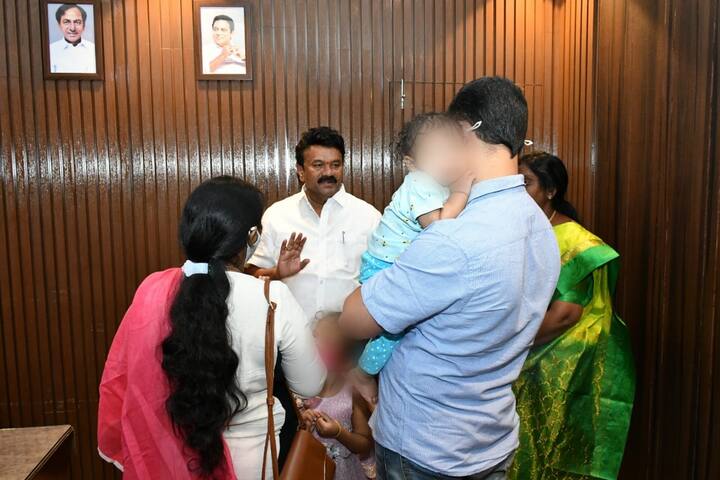 Hyderabad DAV School Incident Parents met Minister Talasani Srinivas Yadav DNN DAV School Incident : దోషుల పట్ల కఠినంగా వ్యవహరిస్తాం, బాధిత చిన్నారి తల్లిదండ్రులకు మంత్రి తలసాని భరోసా