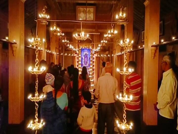 हा सोहळा पाहण्यासाठी हजारो भाविक मंदिरात गर्दी करत आहेत. महिनाभर चालणार दीपोत्सवास यशस्वी पार पाडण्यासाठी दिवेकर कुटुंबीय परिश्रम घेत आहेत.