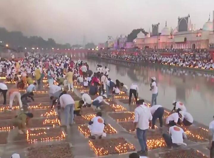 દીપોત્સવ બાદ પીએમ મોદીએ સરયૂ નદીના નવા ઘાટ પર પહોંચ્યા હતા અને સરયૂ નદીની આરતી ઉતારી હતી.