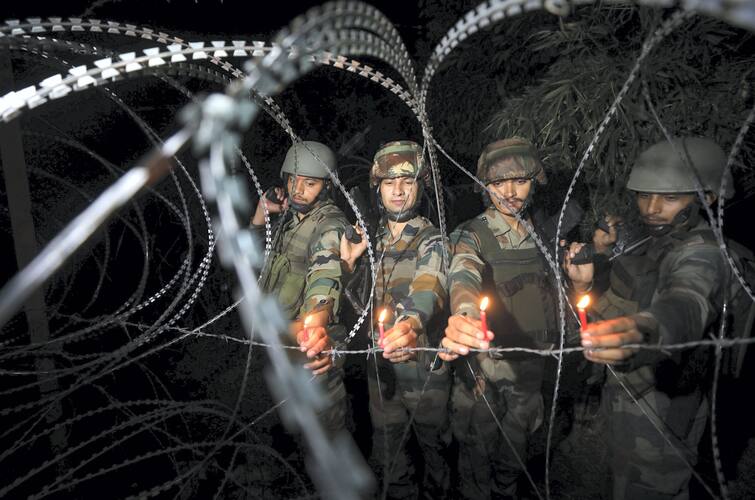 Diwali 2022 Indian Army Celebrates Diwali At Last Army Post Near LoC At 10000 Feet Altitude Indian Army Diwali Celebration: ১০০০০ ফুট উচ্চতায় দীপাবলি পালন ভারতীয় জওয়ানদের, দেশবাসীকেও শুভেচ্ছা