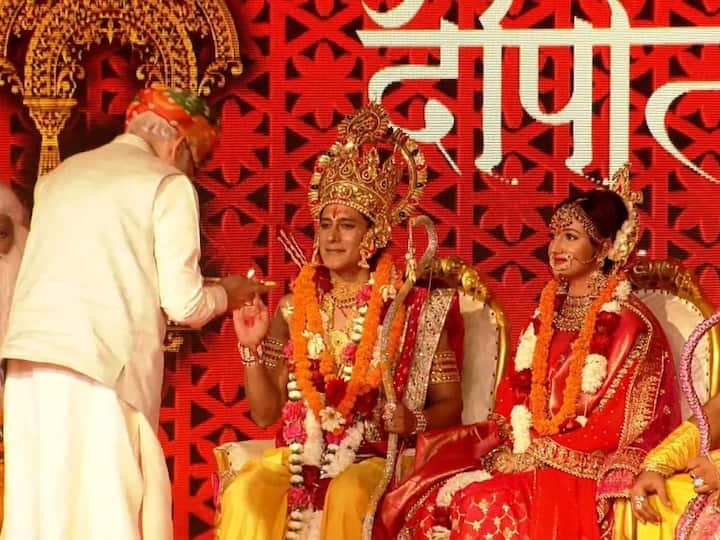 पंतप्रधान नरेंद्र मोदी यांनी अयोध्येत भगवान श्रीराम यांचा राज्याभिषेक केला.