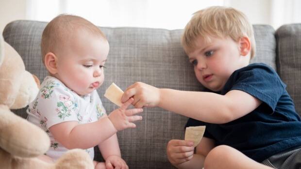 ਬੱਚਿਆਂ ਨੂੰ ਵੀ ਸਮਝਾਓ ਕਿ ਉਹ ਆਪਣੀ ਚੀਜ਼ ਕਿਸੀ ਦੂਸਰੇ ਨਾਲ ਸਾਂਝੀ ਨਾ ਕਰਨ, ਇਸ ਨਾਲ ਤੇਜ਼ੀ ਨਾਲ ਵਾਇਰਸ ਫੈਲਦਾ ਹੈ।