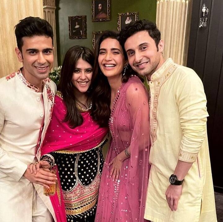 Ekta Kapoor Diwali Party Photo:એકતા કપૂરે તાજેતરમાં જ પોતાના ઘરે દિવાળી પાર્ટીનું આયોજન કર્યું હતું. જેમાં તાપસી પન્નુ, શિલ્પા શેટ્ટી અને કાર્તિક આર્યન સહિતના સ્ટાર હાજર ર્યા હતા.