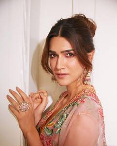Kriti Sanon Photos : बॉलिवूड अभिनेत्री क्रिती सेननचा दिवाळी स्पेशल लूक; फोटो पाहिले का?