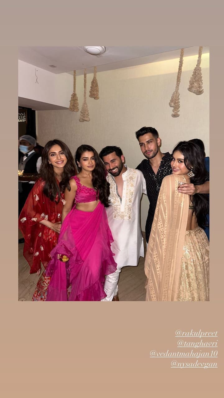 इससे एक दिन पहले मनीष मल्होत्रा की दिवाली पार्टी में स्ट्राइप्ड गोल्ड और बेज रंग की साड़ी में शिरकत करने वाली सुहाना खान एक बार फिर स्पॉट हुईं.