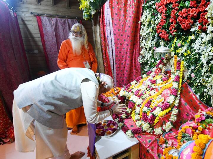 पीएम नरेंद्र मोदी ने राम मंदिर में दीपक जलाया और भगवान राम दरबार की प्रतिमाओं के सामने फूल की पंखुड़ियां अर्पित कर आरती की. इस दौरान प्रधान पुजारी आचार्य सत्येंद्र दास ने पीएम मोदी के माथे पर तिलक लगाया.