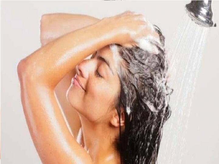 ত্বক এবং চুলের জন্য খুবই ক্ষতিকর চিনি। রক্তে শর্করার মাত্রা বৃদ্ধি পেলে মাথার ত্বকেও তার প্রভাব পড়ে। এর কারণে শীতকালে খুসকির সমস্যা দেখা দেয়। বিশেষজ্ঞদের পরামর্শ চিনির পরিবর্তে গুড় কিংবা মধু ব্যবহার করার জন্য। স্নান করার পর বা চুল ধোওয়ার পর মোছার জন্য সুতির তোয়ালে ব্যবহার করুন।