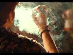 చేతిలో బీడీ, చెవికి పోగు - మాస్‌ లుక్‌లో చిరు, దీపావళి రోజు ‘టైటిల్’ ధమాకా!