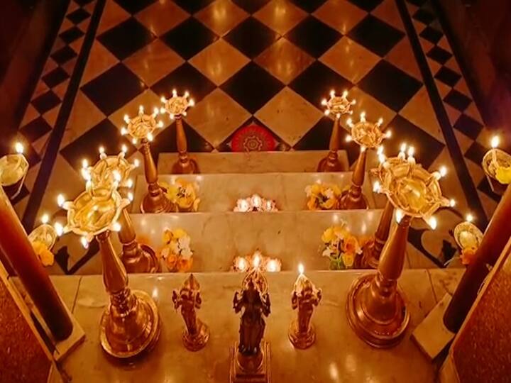 मंदिर आणि परिसर उजळून निघतो. 200 वर्षांहून ही अधिक काळ श्री विष्णू रूपी श्रीकृष्णाचे मंदिर दिमाखात उभे आहे.  गावातील दिवेकर कुटुंबाचे हे देवस्थान असून मंदिराची लांबी 60 फूट असून रुंदी 30 फूट आहे. मंदिराचे शिखर 50 फूट असून अलीकडेच त्याचा जिर्णोद्धार केला आहे.