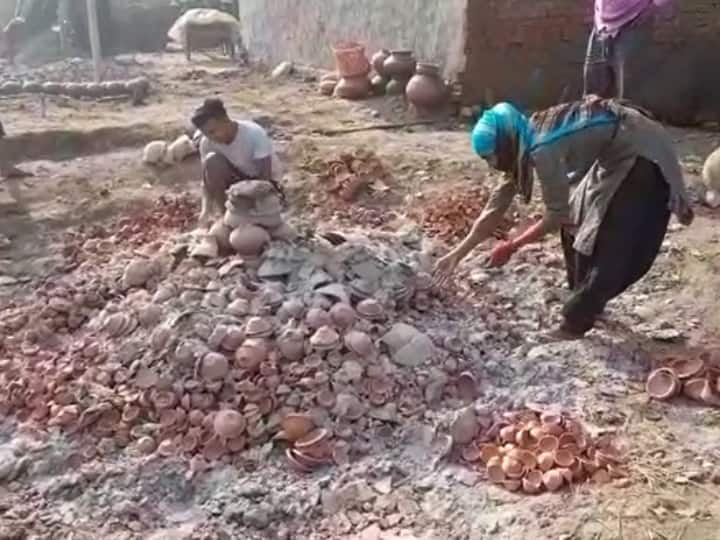 Hapur News Potter wheel is moving for Diyas there is more hope of selling  ANN Hapur News: हापुड़ में सजा दीयों का बाजार, कोरोना के बाद इस बार कुम्हारों को भारी मुनाफे की उम्मीद