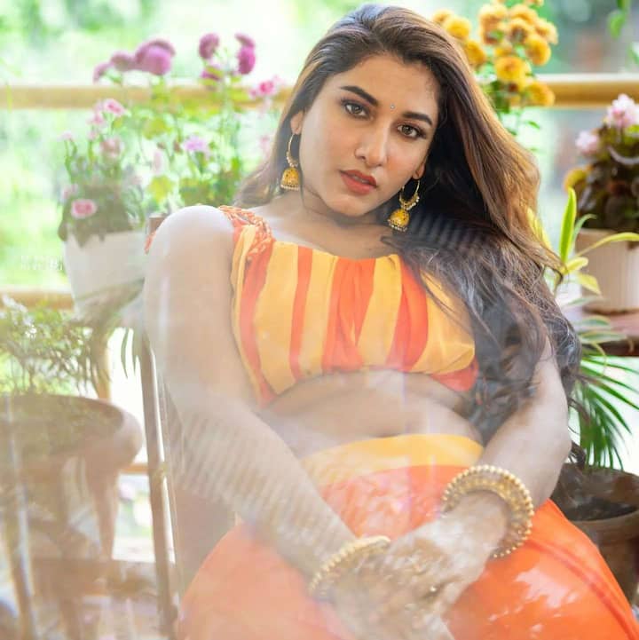 డ్యాన్స్లో ఇరగదీస్తున్న విష్ణుప్రియా అందమైన ఫోటోలను పోస్టు చేసింది. -Image credit: Vishnupriya Bheemaneni/Instagram