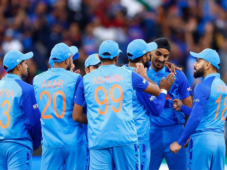 Arshdeep Singh's Aggressive bowling, takes babar Azam, Mohammad Rizwan Wickets Arshdeep Singh: आक्रमक अर्शदीप सिंह! महिन्यापूर्वी म्हटलं जातं होतं खलिस्तानी, त्याच्यासमोरच बाबर-रिझवाननं घातलं लोटांगण