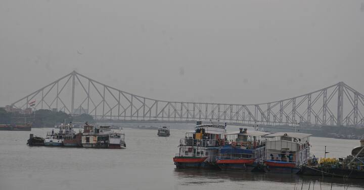 Weather Update: ঘূর্ণিঝড়ের প্রভাবে বাংলার উপকূলবর্তী এলাকায় ঘণ্টায় ৯০ কিলোমিটার বেগে বইতে পারে ঝোড়ো হাওয়া। আগামীকাল দুই ২৪ পরগনায় ভারী থেকে অতিভারী বৃষ্টির সম্ভাবনা।